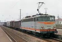 On 18 May 2004, SNCF 25152 hauls a short freight through Thionville.