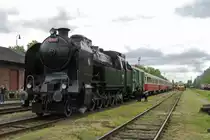 Extra train to Praha-Masarykovo with 464.102 stands on 13 May 2012 in Luzna u Rakovnika.
