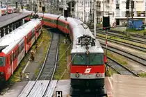On 30 May 2002, ÖBB 1044 060 enters Salzburg Hbf with an IC from Wien West.