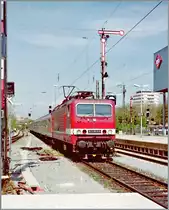 The DB 143 953-8 wiht a RE is arriving at Freiburg im Breisgau.

23.04.1998