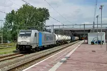 On 9 July 2016 Metrans 186 289 hauls a diverted intermodal service through Rotterdam Centraal.