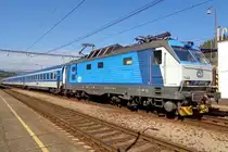 CD 151 004 calls at the Slovak border station Cadça on 13 September 2018 with a fast train to Zilina.