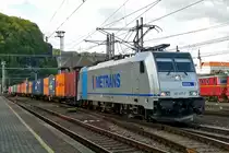 Be quick! Metrans 186 437 is about to call for one minute at Decin hl.n. to drop of a train driver.
