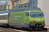 SBB 460 025 enters Lausanne on 21 May 2008, predicting the European Soccer Championship to be the Swiss team. Good as this engine might be in hauling crack express passenger trains, acclaiming prophesies should not be done by 460 025 after the Swiss team lost in the first round to Ukraine after a penalty drama of the worst kind (0-0 after regular time and prolongation, 2-1 in penalties for Ukraine...).