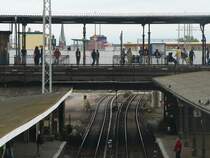 Waiting for the S-Bahn - Berlin Ostkreuz, 2009-09-06