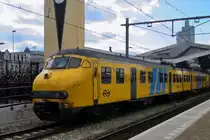 NS 455 quits Tilburg on 17 April 2015.