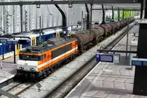 Top shot on LOCON 9906 hauling an oil train through Rotterdam Centraal on 14 May 2015. Since the train halted for a few minutes, some more pictures could be taken.