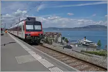 A Region Alpes RBDe 560  Domino  to Brig is waiting his departur in St Gingolph.
On the lake the steamer  Italie  on the way to Vevey. 

 30.07.2022