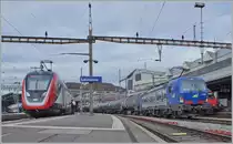 The WRS Vectron Re 475 902 (91 85 4475 902-3 CH-WRSCH) with a Cargo Service and SBB RABe 502  Twindexx  on the way to Geneva in in Lausanne.

17.02.2023