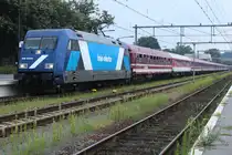 TCS has bought four DB locos class 101 for extra train haulage through Germany and one of them, 103004 (ex DB 101 033) enters Venlo with the return Sziget-II Express from Hungary, although the loco took the train from Passau to Venlo on 14 August 2024. 
