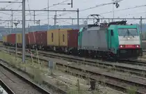 RTB 186 214 enters Venlo with a container train on a grey afternoon of 14 August 2024.
