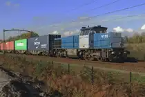 RTB V155 passes Tilburg-Reeshof with a container train on 5 November 2020.