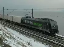 On a dark fog day runs the RTS Re 185 along the lake of Geneva. 
(by Rivaz, 26.01.2007)