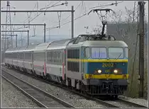 . HLE 2002 is hauling the EC (IC) 97  Iris  Bruxelles Midi - Z�rich through the station of Hollerich on March 1st, 2009.