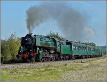 . HLV 29.013 is hauling heritage wagons from Treignes to Mariembourg in Nismes on September 28th, 2008.