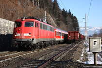 110 363-9 had slowed down to let pass the freight train. Now there is the green light to switch over into Kufstein station.