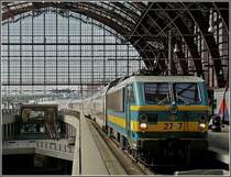 HLE 2727 with M 6 bilevel cars taken at Antwerpen Centraal on June 23rd, 2010.