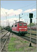 The DB 151 152-8 is arriving with a Cargo train in the Basel Bad Station. 
22.06.2007