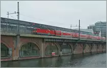 A DB E 143 with a Local train on the  Jannovitzbr�cke  in Berlin.
25.11.2008