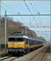 1760 is arriving with IC Zwolle - Roosendaal in Etten-Leur on March 9th, 2011.