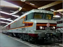 The CC 6572 presents itself at the museum Cit� du Train in Mulhouse as fresh from the factory. But this locomotive has its characteristic: It is not the CC 6572, it carry only its number signs and the name  R�sistance Fer .  It is the original CC 6565. In general, the SCNF locomotives were baptized exclusively after the names of cities. Not so the CC 6572, which was  baptized  R�sistance Fer  in memory of the organized resistance of railroadmen against the German occupation during  the second world war. After the original was scrapped, the actual CC 6565 inherit the number signs and the name of CC 6572, in order to have again a locomotive with this name for ceremonies. During their setting into service 1969, the CC 6500 were certified the highest performance locomotives of the SNCF with a maximum speed of 200 km/h. They carry the unmistakable design of the so-called  nez cass�  (broken nose) of the designer Paul Arzens. June 19th. 2010.