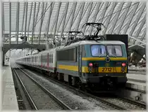 HLE 2712 with M 4 wagons is leaving with the red lights on the station Li�ge Guillemins on September 12th, 2008