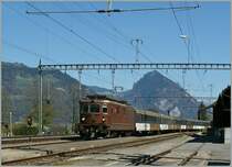 BLS Re 4/4 163  Grenchen  with a Golden Pass RE in Leissigen.
09.04.2011
