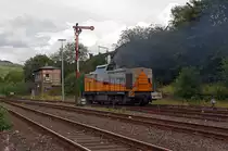 203 005  Starker Anton  of the Die-Lei GmbH (Kassel) at the 05.08.2011 in Herdorf. After the sustaining of the signal ride, the locomotive runs continue in the direction of Haiger. The locomotive of the type V 100.1 (DR) was in 1972 by the LEW under serial no. 13500 built. Delivery was as 110461-1, in 1982 reconstruction in 112461-9, 1992 redrawing in 202461-0, 1997 decommissioning by the DB.