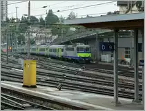 The BLS Re 4/4 II N� 504 is arriving with an RE from Neuch�tel in Bern's  Main Station.
03.08.2011