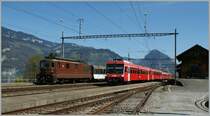 The BLS Re 4/4 with his Goldenpass Service cross the BLS Local train in Leissigen.
09.04.2011