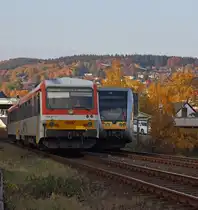 Leftside diesel multiple unit 928677-4 / 628677-7 Daadetalbahn of the Westerwaldbahn (WEBA) comes on 31.10.2011 by Daaden here just before end station Betzdorf / Sieg. Right one GTW 2 / 6 of Herllertalbahn coming from the direction Herdorf.