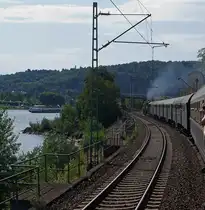 With the 52 8132-0 down the Rhine on the right side of the Rhine. Here on 21.08.2011 just before Leutersdorf.