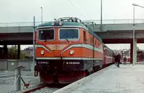 SJ Rc 1350 with the EN  Alfred Nobel  from Oslo to Hamburg in Oslo. 
September 1986 (scanned Negative)