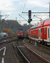 Betzdorf / Sieg 21.11.2011: Here meets the RE 9 Rhein-Sieg-Express (schedule as standard). Links 111 010 runs with RE 9 (Aachen-Cologne-Siegen) into the station, right from the RE 9 leaves the station in direction Cologne (pushed by 110015-4).