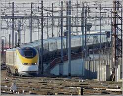 Cinque giorni dopo il ripristino della piena capacità attraverso il Tunnel della Manica, chiuso per sei mesi a causa di un incidente, l'unità Eurostar 3011 (British Rail) arriva a Bruxelles