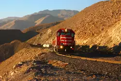 SPCC 33 y 31, ambos un GP40-2, trabajan duro en la pendiente de aproximadamente el 3% hacia las minas.