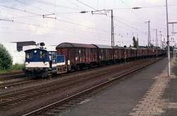 Draglok 333-042-0 drar några godsvagnar.
