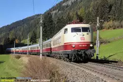 Die E.103.184-8 DB mit dem „Rheingold“ auf Durchfahrt in Wolf (AUT)
