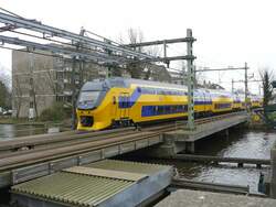 Il nuovissimo 9583 come Intercity da Utrecht CS a Leiden CS attraversa il Ponte Galgenwater a Leiden 22-03-2009.