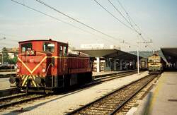 Een kleine diesellocomotief in Ljubljana.
