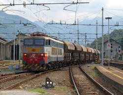 De E 655 456 komt aan op het grensstation Domodossola, daarom is de pantograaf neergelaten.