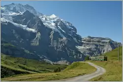 Pociąg WAB w pobliżu Kleine Scheidegg.