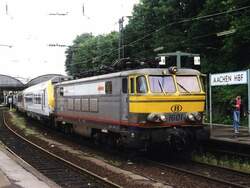1601 con el logo de Märklin con el D 428 Köln Hbf-Oostende en la estación principal de Aquisgrán el 13-7-1998.