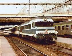 Ein sehr altes (und nicht wirklich gutes) Bild vom Pariser Bahnhof Montparnasse mit einer CC 72 000 und einem Schnellzug nach Brest.