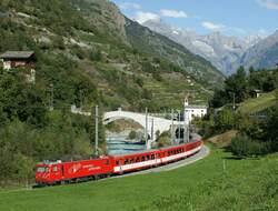 Eine HGe 4/4 mit einem Nahverkehrszug von Zermatt nach Brig bei Neubrück.