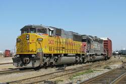 Dos locomotoras de Union Pacific están paradas con un tren de carga en un patio en Houston (Texas).