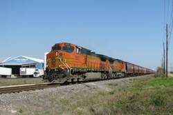 Dos Dash 9 (los números son 5021 y 811) de la BNSF con un tren de carga en Galveston (Texas).