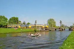 En Regiorunner som korsar en kanal i Leiden 22-04-2007.