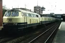 216 055-4 con el tren expreso E 7327 Osnabrück-Wilhelmshaven en la estación principal de Osnabrück el 14-4-1993.