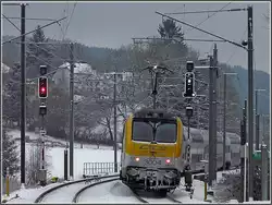 El 3004 está empujando su tren a través del paisaje nevado cerca de Wilwerwiltz el 21 de diciembre de 2009.